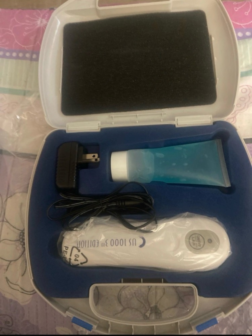 YNS Generic White Grooming Device with Blue Gel and Black Charger